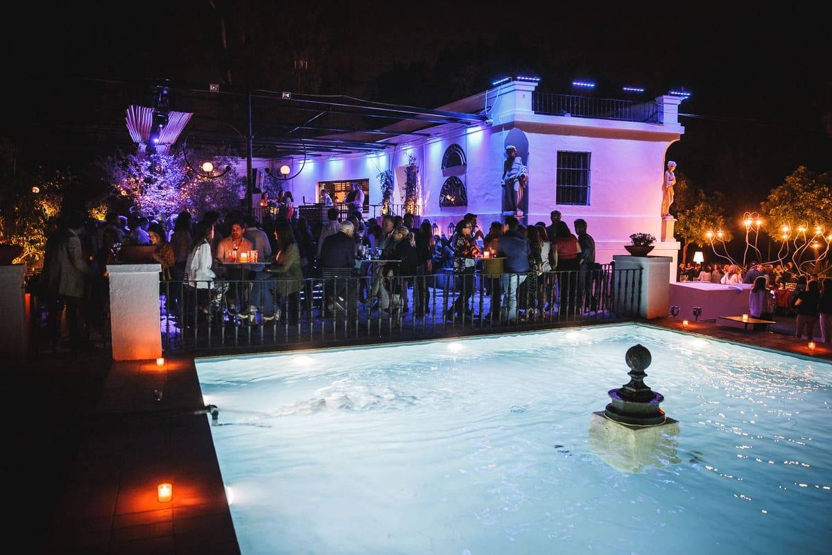 Bares de copas con comida en Sevilla