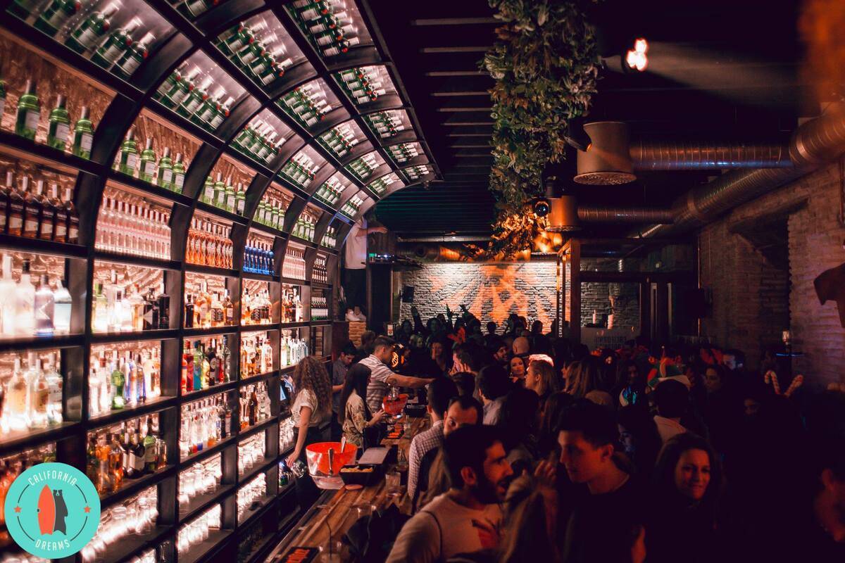  Bares de copas con comida en Sevilla 