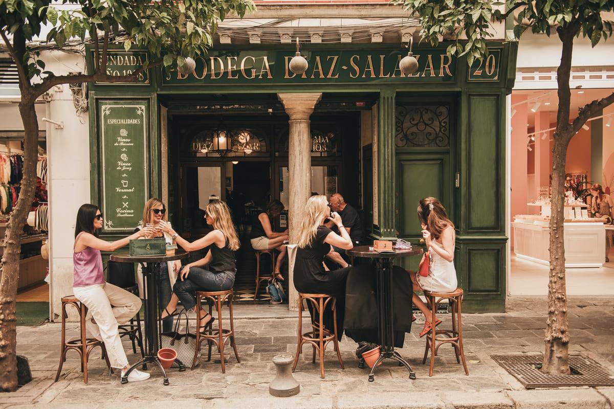 Bodega Díaz-Salazar Historia, Tradición y Sabor en el Corazón de Sevilla