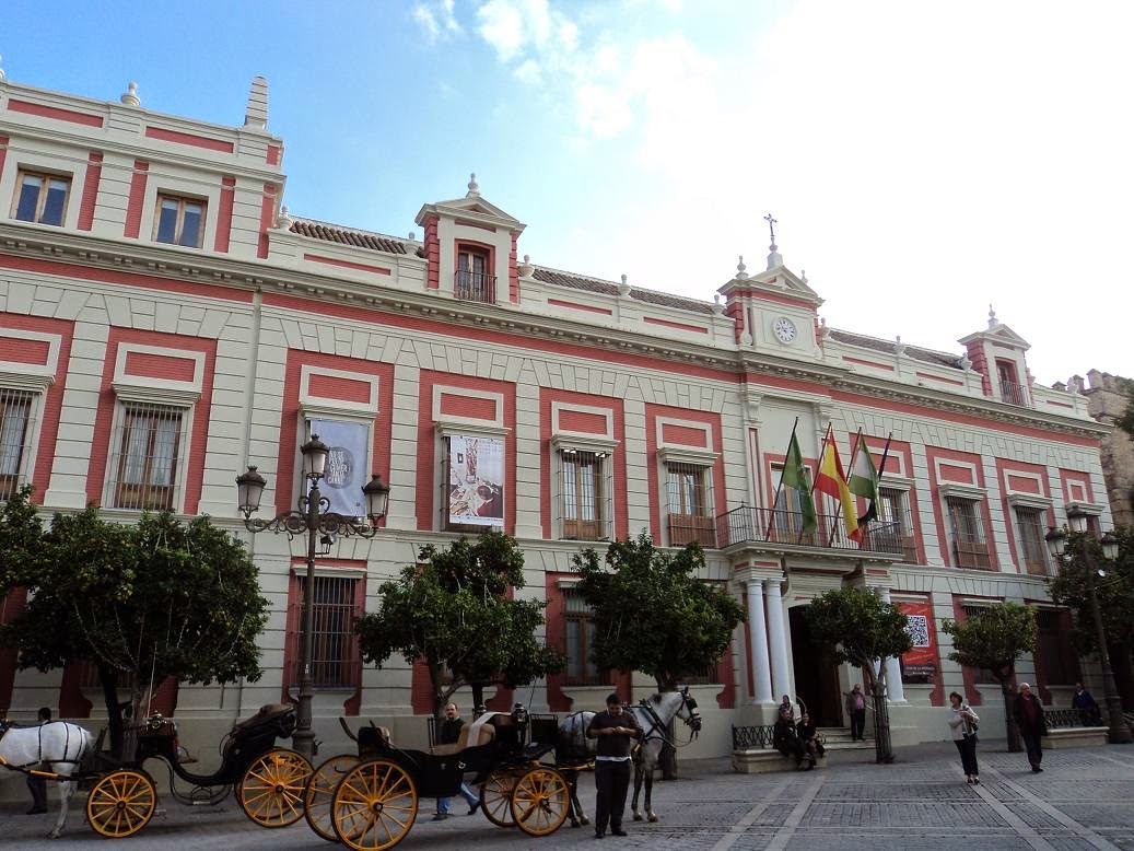 Fachada monumental de la Casa de la Provincia, un edificio histórico situado en el centro de Sevilla. Con una estructura clásica, la fachada destaca por sus detalles arquitectónicos, columnas y balcones ornamentados.