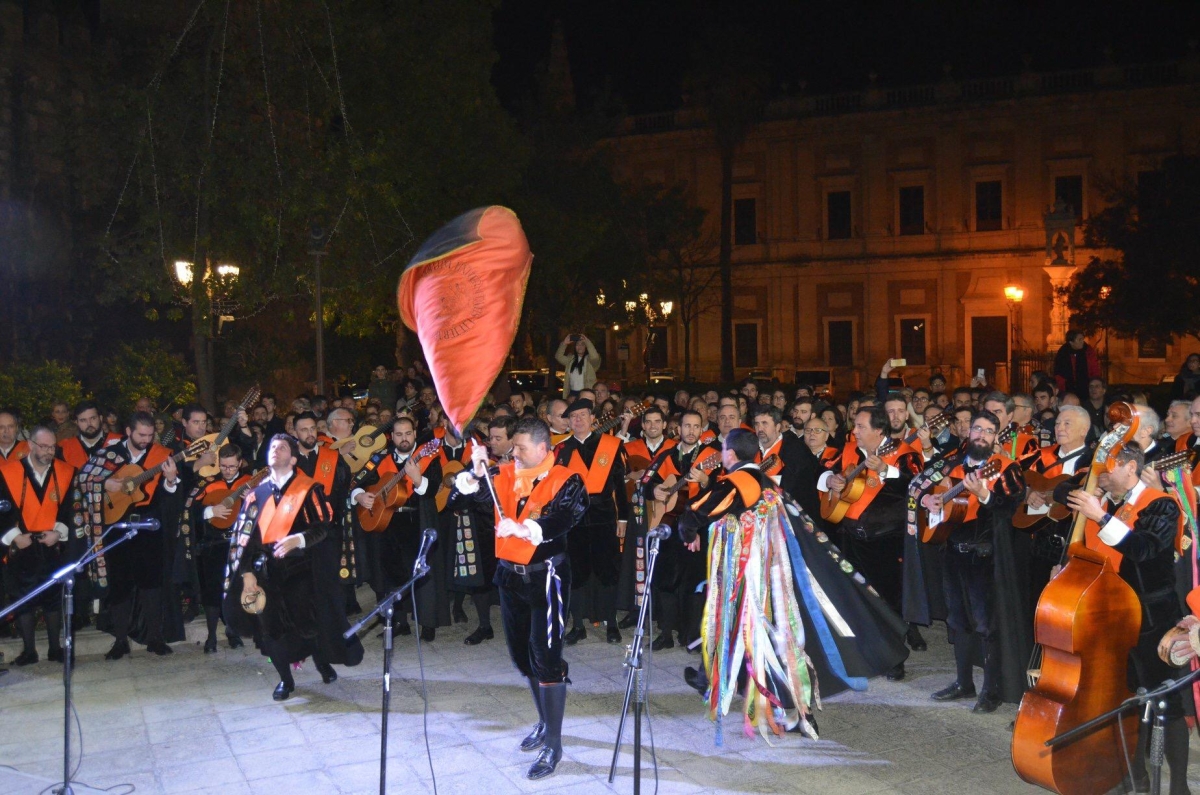 La-Tuna-en-Sevilla-Una-tradicion-autentica-que-tienes-que-ver-una-vez-en-la-vida